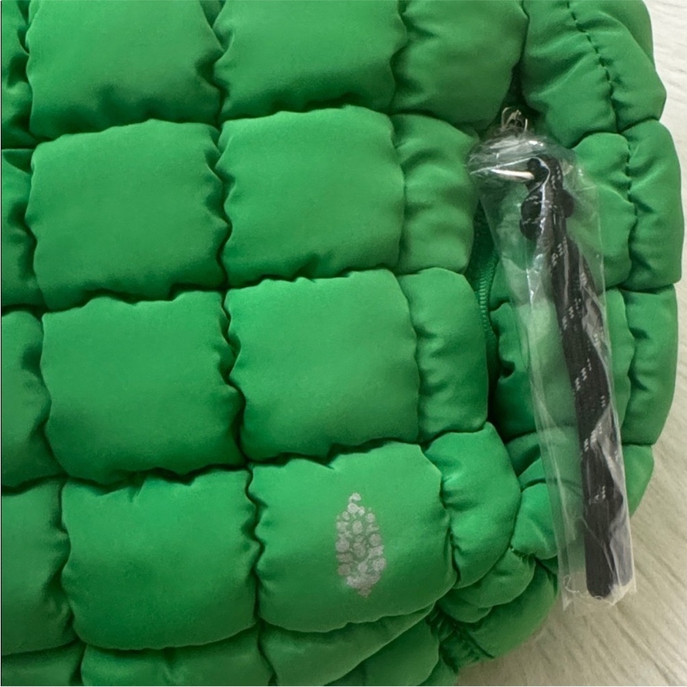 SOLD. DO NOT BUY. FP Movement Quilted Puffer Shoulder Bag Kelly Green - Picture 4 of 13